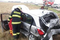 Při bouračce odlétlo auto na strom