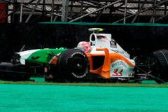 Takhle skončil v deštivé kvalifikaci pilot Force India Liuzzi.