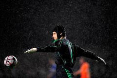 Petr Čech (Chelsea) se musel vyrovnat s hustým deštěm v utkání Ligy mistrů s Portem