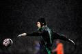Petr Čech (Chelsea) se musel vyrovnat s hustým deštěm v utkání Ligy mistrů s Portem