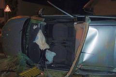 Mladého řidiče v bezvědomí vystříhávali hasiči