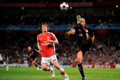 Tomáš Rosický z Arsenalu bojuje o míč s Raulem Bravem z Olympiakosu.