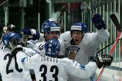 Rusko - Finsko: Finové objímají Mikka Koiva