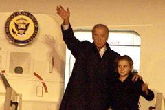 Joe Biden po příletu do Prahy