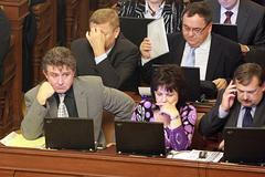 Poslanci a poslankyně schůzují