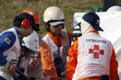 Timo Glock v péči lékařu po havárii v kvalifikaci na GP Japonska