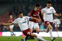 Deac a Cadu (Kluž) se snaží zastavit Václava Kadlece (Sparta) v utkání Evropské ligy.