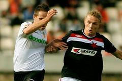 Petr Trapp (Slavia) a Michel (Valencie) bojují o míč v utkání Evropské ligy.