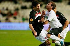 Juan Mata (Valencie) a Marek Suchý (Slavia) v souboji v utkání Evropské ligy