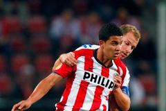 Jonathan Reis (PSV) je stíhán Hjalte Norregaardem (Kodaň) v utkání Evropské ligy.