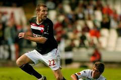 Vomáčka (Slavia) v souboji s Pablem Hernandézem (Valencie) v utkání Ligy mistrů.