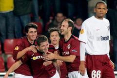 Juraj Kucka (Sparta) slaví se spoluhráči gól do sítě Kluže.