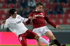 Juan Culio (Kluž) a Luboš Kalouda (Sparta) bojují o míč v Evropské Lize UEFA.