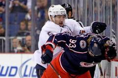 Jakub Voráček z Columbusu umí u mantilu přitvrdit. Tak jako s edmontonským Deanem Arsenem.