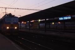 Vlak přijíždí do Vršovic