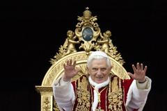 Papež Benedikt XVI. během Urbi et orbi
