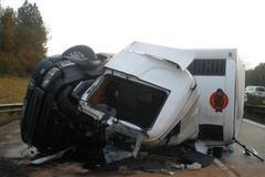 NEUŽÍVAT JAKO ILUSTRACI_D1 zablokoval převržený kamion