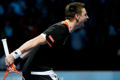 Robin Söderling se raduje z překvapivého vítězství nad Rafaelem Nadalem.