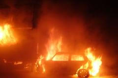 Mini Cooper narazil do kamionu, začaly hořet