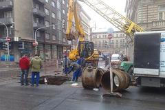 Oprava vodovodního potrubí u pražské magistrály