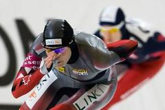 Kristina Grovesová a za ní Martina Sáblíková