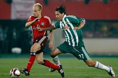 David Jarolím (Hamburk) si zkusil rychlostní souboj s Branko Boskovičem v utkání s Rapidem Vídeň.