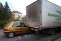 Peugeot narazil do stojícího náklaďáku