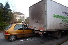 Peugeot narazil do stojícího náklaďáku