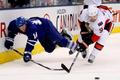 Milan Michálek (Ottawa) bojuje o puk s Mattem Stajanem (Toronto) v úterním utkání NHL.