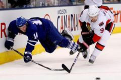 Milan Michálek (Ottawa) bojuje o puk s Mattem Stajanem (Toronto) v úterním utkání NHL.
