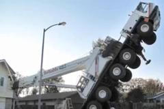 Padesátitunový jeřáb spadl na dům