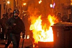 Fanoušci Alžírska při utkání s Egyptem řádili i ve Francii.