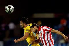 Tomáš Ujfaluši (Atletico Madrid) brání Marcina Zewlakowa (Nikosia).