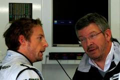 Jenson Button se baví s týmovým šéfem Rossem Brawnem před Velkou cenou Brazílie