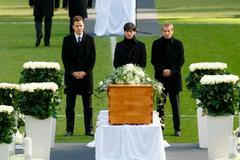 Pohřeb německého brankáře Roberta Enkeho proběhl na zaplněném stadionu Hannoveru za přítomnosti 40 tisíc lidí.