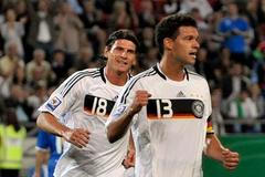 Michael Ballack slaví gól do sítě Azerbajdžánu