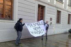 Má smůlu, nemá mandát