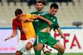 Milan Baroš (Galatasaray) bojuje o míč s Karagounisem (Panathinaikos) v Evrospké lize.