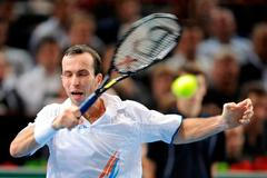 Radek Štěpánek bojuje v semifinále turnaje v Paříži s Gaelem Monfilsem.