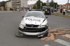 Houkající policisté bourali na křižovatce v Opavě