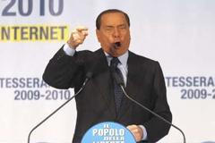 Zraněný Silvio Berlusconi - proslov na mítinku před útokem