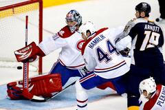 Martin Hamrlík (Montreal) brání Jasona Arnotta.