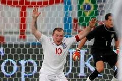 Rooney se vzteká poté, co v dresu Anglie nepoměnil šanci před brankou Brazílie.