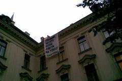 Greenpeace na střeše Úřadu vlády