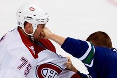 Rick Rypien vs Hal Gill.
