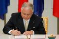 Lech Kaczynski podepisuje Lisabon