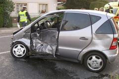 Nehoda dvou aut zablokovala silnici z Hradce