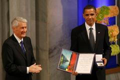Barack Obama přebírá v Oslu Nobelu cenu za mír