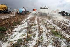 Farmáři rozlili mléko do polí