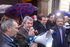 Učitelé předávají komunistům petici